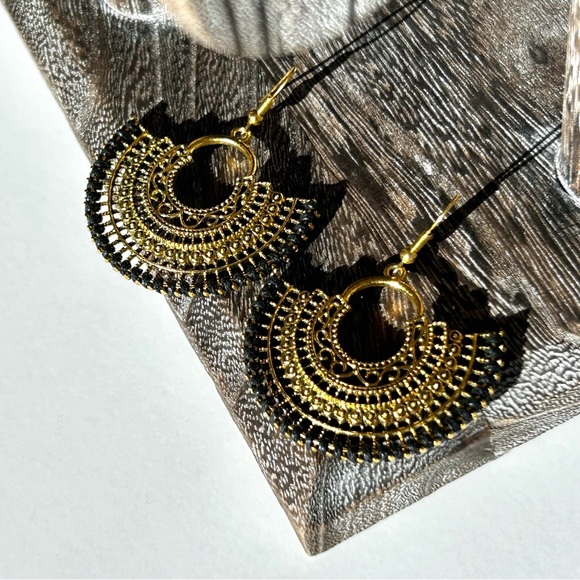 🏖️Beachy Bohemian Dangling Fan-Shaped Earrings. White, Turquoise or Black. - Picture 2 of 11